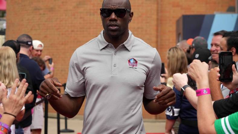 Aug 6, 2022; Canton, OH, USA; Terrell Owens arrives on the red carpet during the Pro Football Hall of Fame Class of 2022 Enshrinement at Tom Benson Hall of Fame Stadium. Mandatory Credit: Kirby Lee-USA TODAY Sports