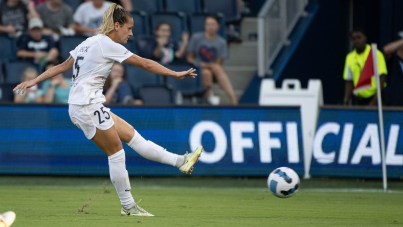 Meredith Speck re-signs with Courage