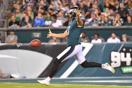 Sep 19, 2022; Philadelphia, Pennsylvania, USA; Philadelphia Eagles punter Arryn Siposs (8) punts the football against the Minnesota Vikings at Lincoln Financial Field. Mandatory Credit: Eric Hartline-USA TODAY Sports