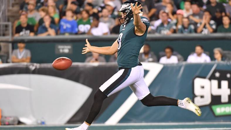 Sep 19, 2022; Philadelphia, Pennsylvania, USA; Philadelphia Eagles punter Arryn Siposs (8) punts the football against the Minnesota Vikings at Lincoln Financial Field. Mandatory Credit: Eric Hartline-USA TODAY Sports