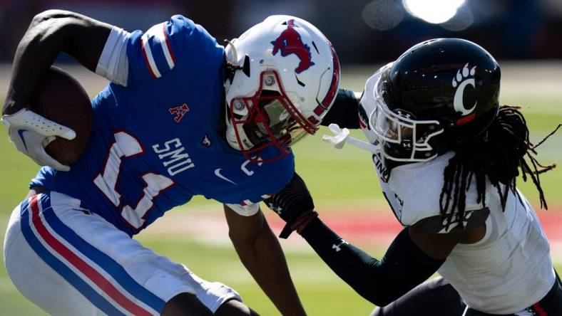 Cincinnati Bearcats cornerback Arquon Bush (9) tackles Southern Methodist Mustangs wide receiver Rashee Rice (11) in the fourth quarter of the American Athletic Conference game at Gerald J. Ford Stadium in Dallas on Saturday, Oct. 22, 2022. Cincinnati Bearcats defeated Southern Methodist Mustangs 29-27.

Cincinnati Bearcats At Southern Methodist Mustangs 730