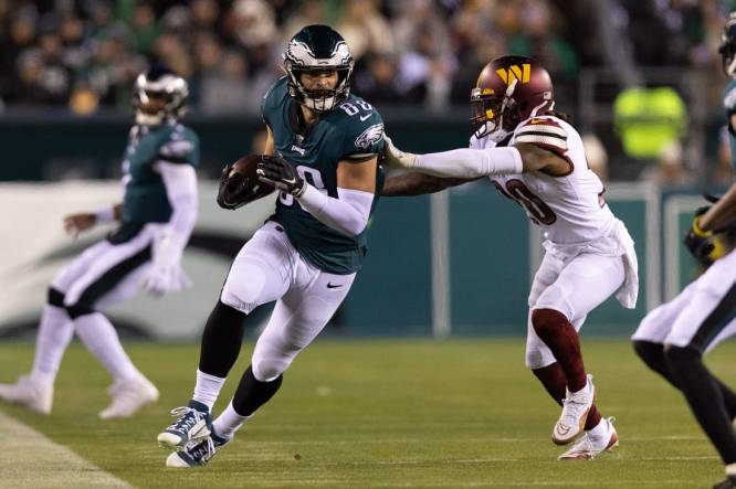 Philadelphia Eagles tight end Dallas Goedert (88) lines up for the