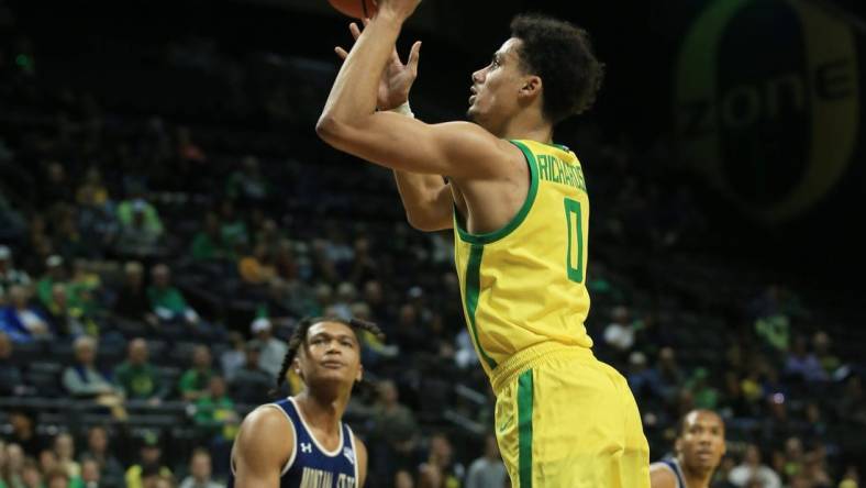 Oregon's Will Richardson, right, goes up for two points ahead of Montana State's RaeQuan Battle during the second half at Matthew Knight Arena.

Basketball Eug Uombb Vs Montana State Montana State At Oregon