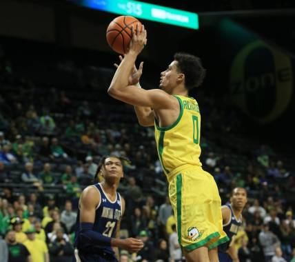 Oregon's Will Richardson, right, goes up for two points ahead of Montana State's RaeQuan Battle during the second half at Matthew Knight Arena.

Basketball Eug Uombb Vs Montana State Montana State At Oregon