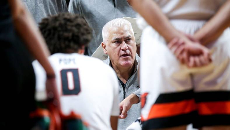 Oregon State's head coach Wayne Tinkle talks to the team during a timeout in the game against Bushnell on Tuesday, Nov. 15, 2022 at OSU in Corvallis, Ore.

Osuvsbushnell710