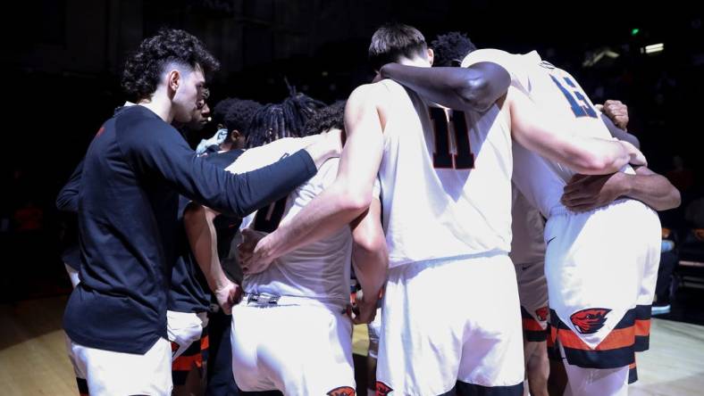 Oregon State huddles before the men   s basketball game against Bushnell on Tuesday, Nov. 15, 2022 at OSU in Corvallis, Ore.

Osuvsbushnell085