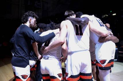 Oregon State huddles before the men   s basketball game against Bushnell on Tuesday, Nov. 15, 2022 at OSU in Corvallis, Ore.

Osuvsbushnell085