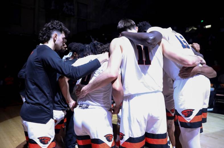 Oregon State huddles before the men   s basketball game against Bushnell on Tuesday, Nov. 15, 2022 at OSU in Corvallis, Ore.

Osuvsbushnell085