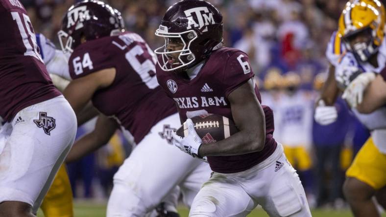 Nov 26, 2022; College Station, Texas, USA; Texas A&M Aggies running back Devon Achane (6) in action during the game between the Texas A&M Aggies and the LSU Tigers at Kyle Field. Mandatory Credit: Jerome Miron-USA TODAY Sports