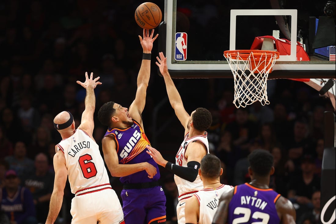Devin Booker ejected in Phoenix Suns' loss to New York Knicks