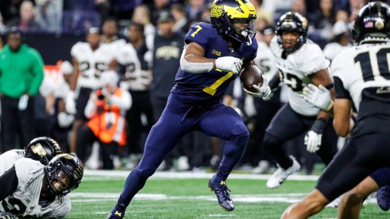 Michigan running back Donovan Edwards (7) runs against Purdue during the second half of the Big Ten Championship game at Lucas Oil Stadium in Indianapolis, Ind., on Saturday, Dec. 3, 2022.