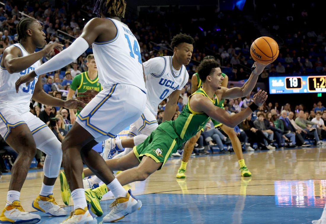 Dec 4, 2022; Los Angeles, California, USA;  Oregon Ducks guard Will Richardson (0) passes during the first half against the UCLA Bruins at Pauley Pavilion presented by Wescom. Mandatory Credit: Kiyoshi Mio-USA TODAY Sports