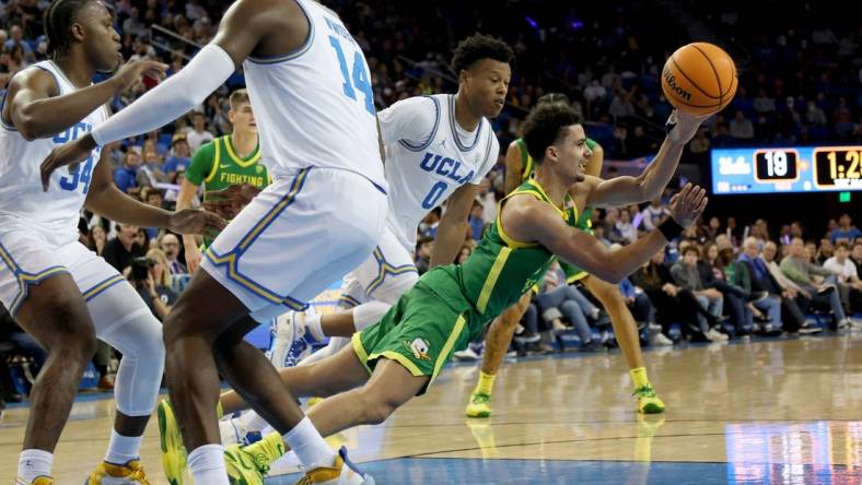 Dec 4, 2022; Los Angeles, California, USA;  Oregon Ducks guard Will Richardson (0) passes during the first half against the UCLA Bruins at Pauley Pavilion presented by Wescom. Mandatory Credit: Kiyoshi Mio-USA TODAY Sports