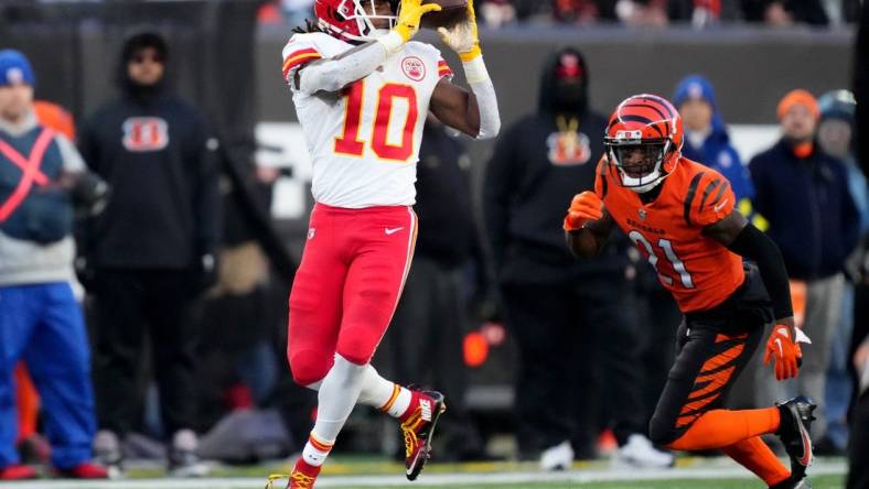 Dec 4, 2022; Cincinnati, Ohio, USA; Kansas City Chiefs running back Isiah Pacheco (10) completes catch as Cincinnati Bengals cornerback Mike Hilton (21) defends in the first quarter of a Week 13 NFL game at Paycor Stadium. Mandatory Credit: Kareem Elgazzar-USA TODAY Sports