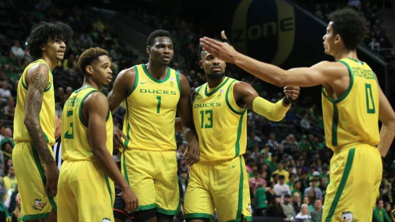 The Oregon men's basketball tram meets on the court during their game against No. 3 Houston at Matthew Knight Arena Sunday Nov. 20, 2022.

Basketball Eug Uombb Vs Houston Houston At Oregon