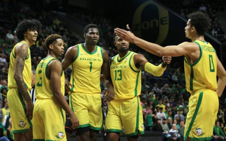 The Oregon men's basketball tram meets on the court during their game against No. 3 Houston at Matthew Knight Arena Sunday Nov. 20, 2022.

Basketball Eug Uombb Vs Houston Houston At Oregon