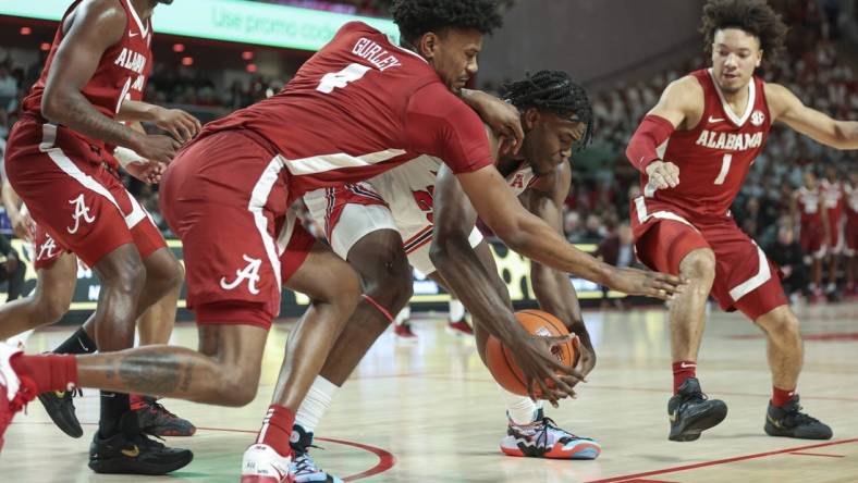 Dec 10, 2022; Houston, Texas, USA; Houston Cougars forward Jarace Walker (25) attempts to get control of a loose ball away from Alabama Crimson Tide forward Noah Gurley (4) during the second half at Fertitta Center. Mandatory Credit: Troy Taormina-USA TODAY Sports
