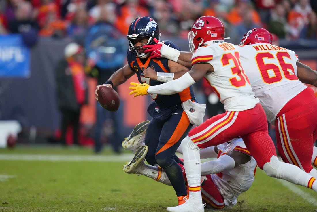 Broncos QB Russell Wilson (concussion) exits vs. Chiefs