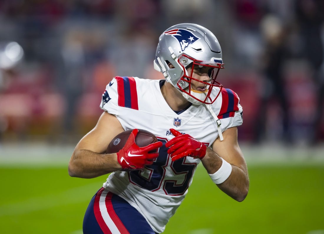 New England Patriots tight end Hunter Henry exits with knee injury