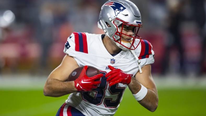 Dec 12, 2022; Glendale, Arizona, USA; New England Patriots tight end Hunter Henry (85) against the Arizona Cardinals at State Farm Stadium. Mandatory Credit: Mark J. Rebilas-USA TODAY Sports