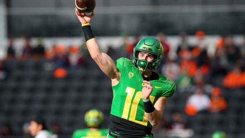 Oregon quarterback Bo Nix throws a pass.

Syndication The Register Guard