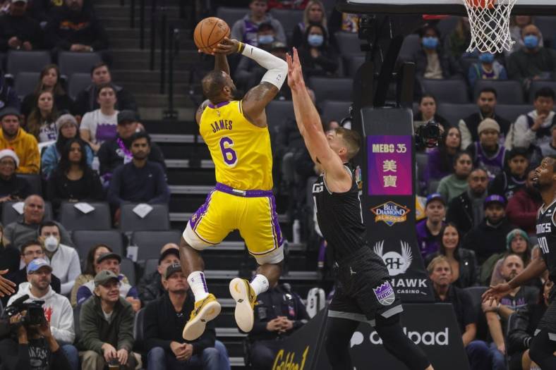 Kings get balanced scoring in victory over Lakers