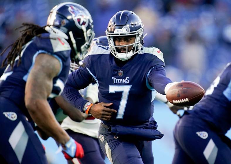 Dec 24, 2022; Nashville, Tennessee, USA; Tennessee Titans quarterback Malik Willis (7) hands the ball to running back Derrick Henry (22) during the fourth quarter at Nissan Stadium. Mandatory Credit: Andrew Nelles/The Tennessean-USA TODAY Sports
