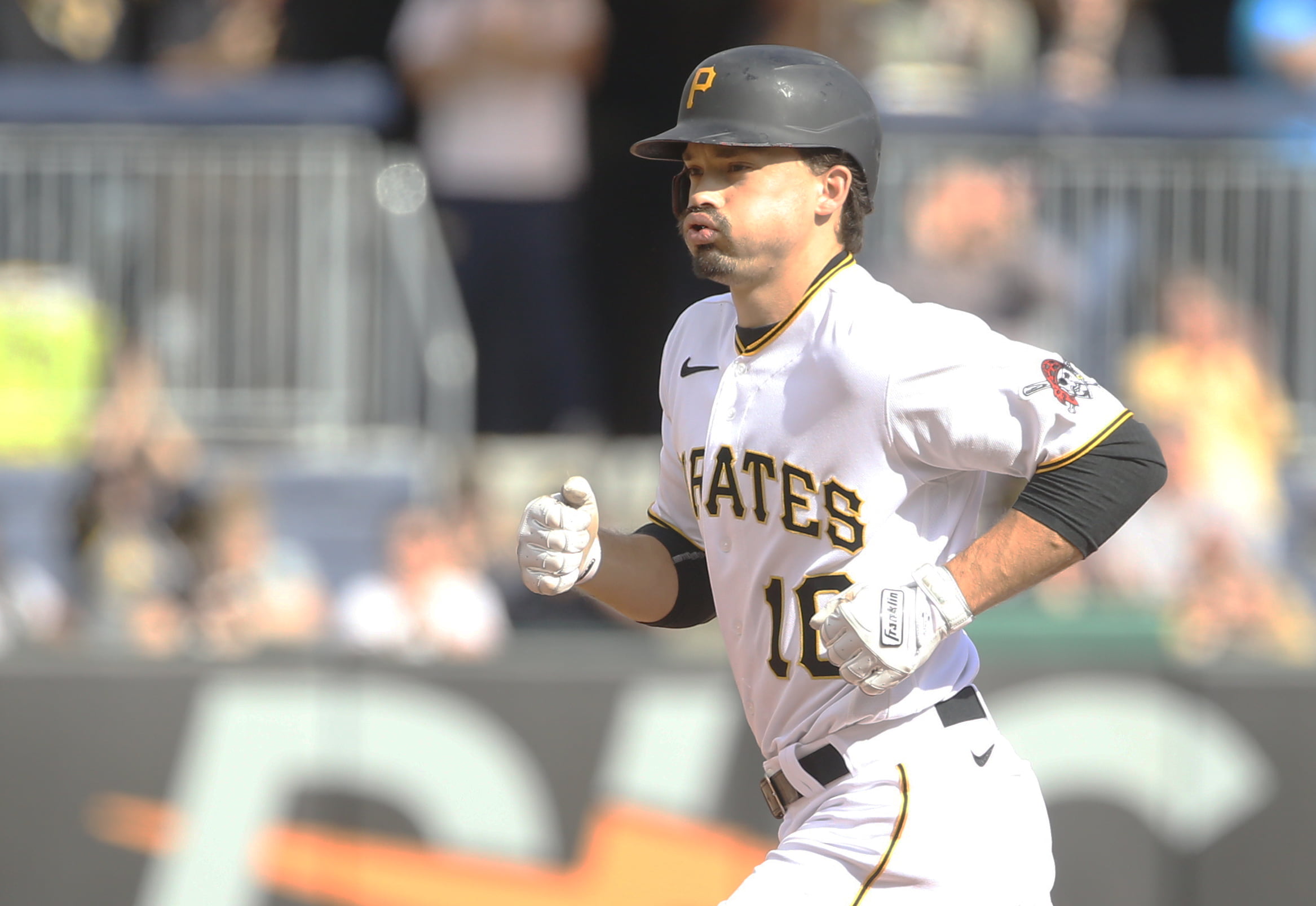 Report: Pirates give outfielder Bryan Reynolds largest contract in