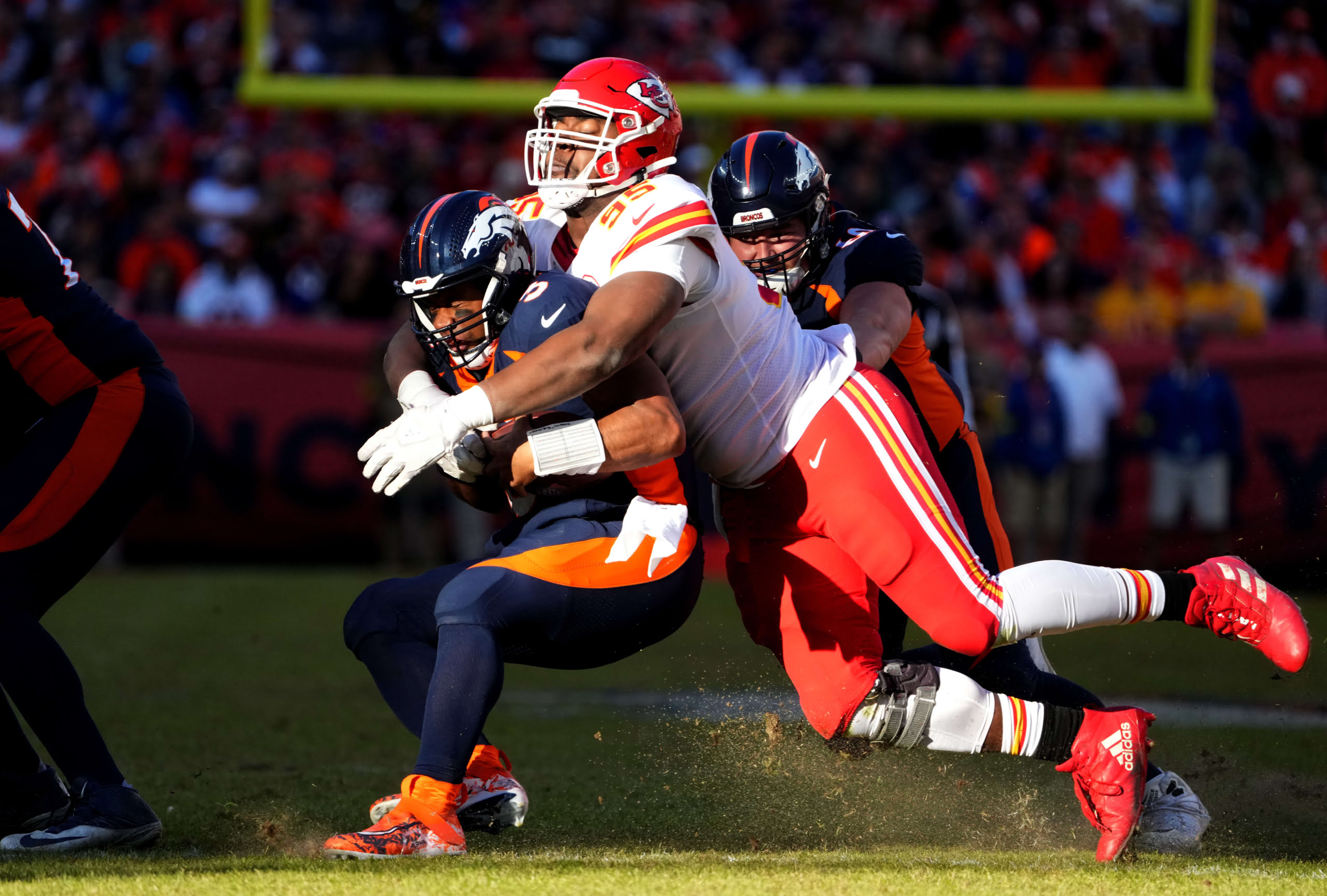 Broncos QB Russell Wilson exits game vs. Chiefs with possible head