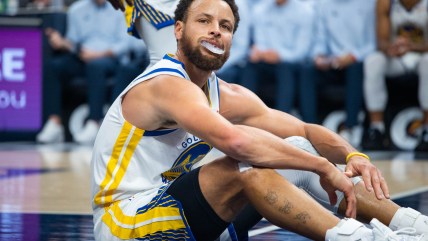 Stephen Curry heads to locker room with shoulder injury vs Pacers