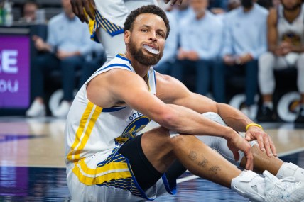 Stephen Curry heads to locker room with shoulder injury vs Pacers