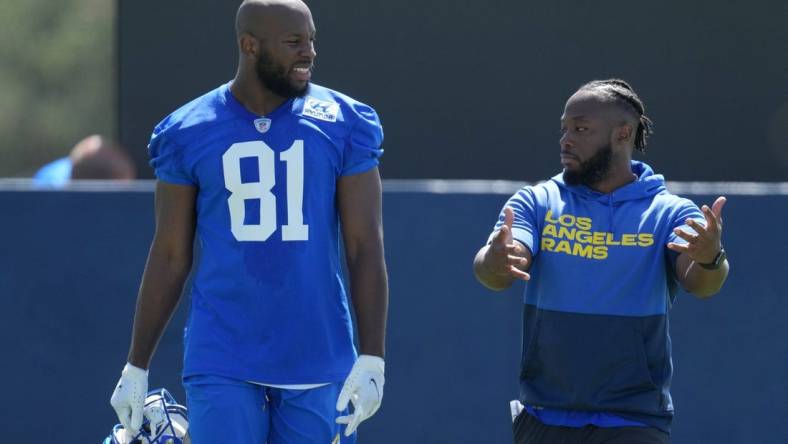 Jun 7, 2022; Thousand Oaks, California, USA; Los Angeles Rams tight end Jamal Pettigrew (81) and tight ends coach Thomas Brown during minicamp at Cal Lutheran University. Mandatory Credit: Kirby Lee-USA TODAY Sports