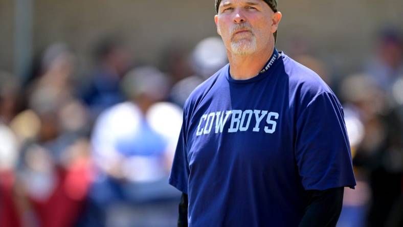 Jul 29, 2022; Onxard, CA, USA;  Dallas Cowboys defensive coordinator Dan Quinn runs drills during training camp at River Ridge Fields in Oxnard, CA. Mandatory Credit: Jayne Kamin-Oncea-USA TODAY Sports