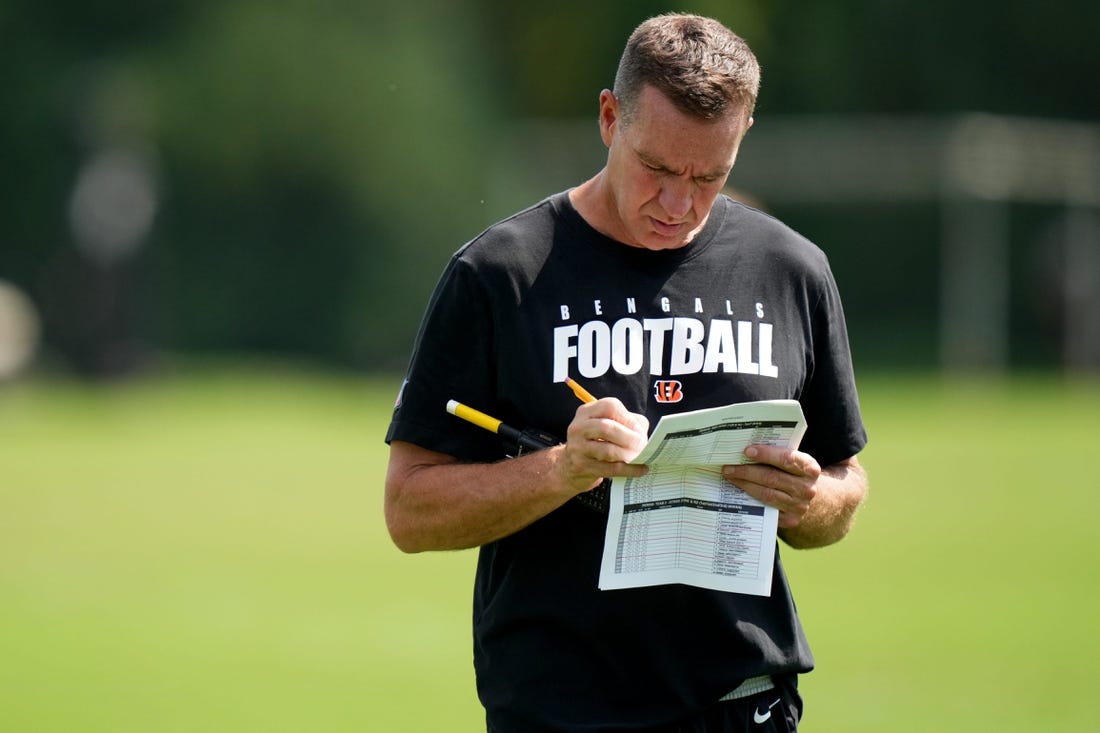 Cincinnati Bengals defensive coordinator Lou Anarumo writes notes during a joint practice with the Los Angeles Rams, Wednesday, Aug. 24, 2022, at the Paycor Stadium practice fields in Cincinnati.

Los Angeles Rams At Cincinnati Bengals Joint Practice Aug 24 0073