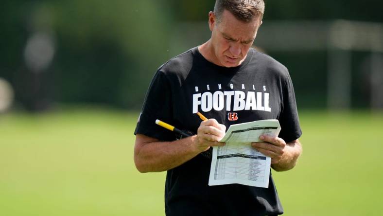 Cincinnati Bengals defensive coordinator Lou Anarumo writes notes during a joint practice with the Los Angeles Rams, Wednesday, Aug. 24, 2022, at the Paycor Stadium practice fields in Cincinnati.

Los Angeles Rams At Cincinnati Bengals Joint Practice Aug 24 0073