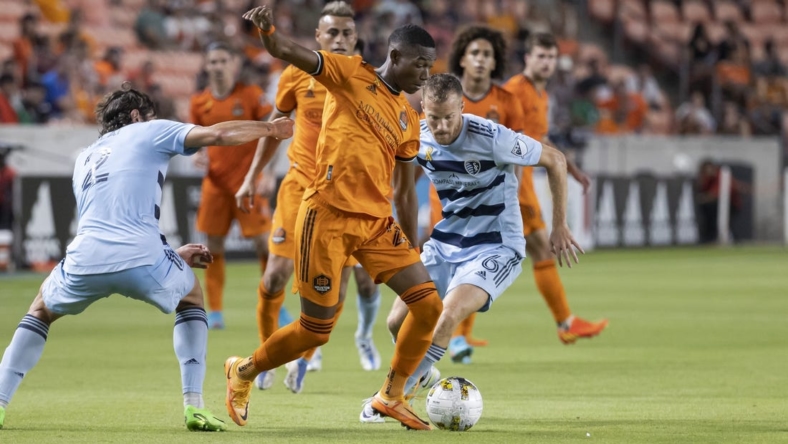 Sep 10, 2022; Houston, Texas, USA; Houston Dynamo FC forward Nelson Quinones (21) and Sporting Kansas City midfielder Uri Rosell (6) battle for the ball during the second half at PNC Stadium. Mandatory Credit: Troy Taormina-USA TODAY Sports
