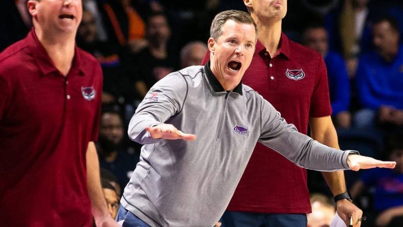 Florida Atlantic Owls head coach Dusty May coaches from the sideline in the second half. The Florida Gators men  s basketball team hosted the Florida Atlantic Owls at Billy Donovan Court at Exactech Arena in Gainesville, FL on Monday, November 14, 2022. Florida Atlantic defeated Florida 76-74.  [Doug Engle/Gainesville Sun]

Gai Ufbasketballfau