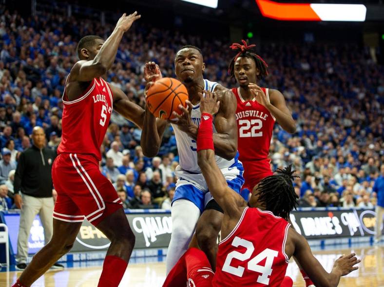 Kentucky's Oscar Tshiebwe (32) drove to the basket, surrounded by Louisville defenders during first half action as the Wildcats defeated the Louisville Cardinals 86-63 in Rupp Arena on Saturday, Dec. 31, 2022

Jf Ukul Aj6t3725