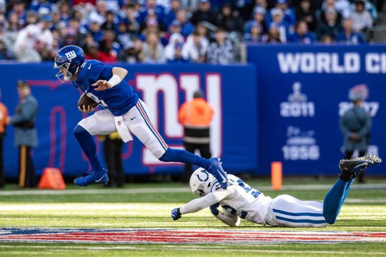 Jan 1, 2023; East Rutherford, New Jersey, USA; New York Giants quarterback Daniel Jones (8) carries the ball against the Indianapolis Colts during the first half at MetLife Stadium. Mandatory Credit: John Jones-USA TODAY Sports