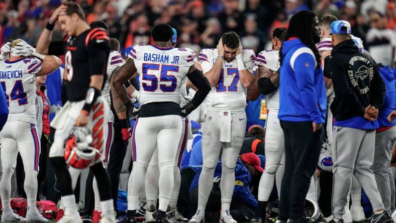 The Buffalo Bills gather while CPR is administered to Buffalo Bills safety Damar Hamlin (3) after a play in the first quarter against the Cincinnati Bengals.

Xxx 010223bengalsbills 04 Jpg S Cin Kc Usa Oh