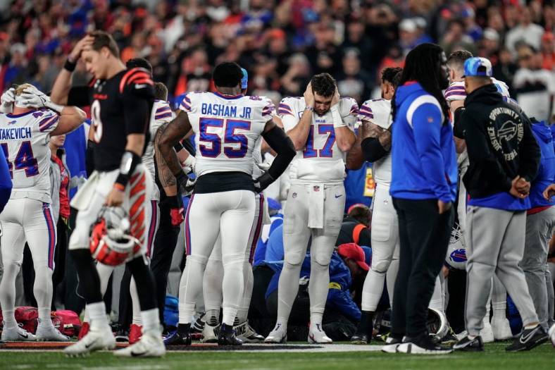 The Buffalo Bills gather while CPR is administered to Buffalo Bills safety Damar Hamlin (3) after a play in the first quarter against the Cincinnati Bengals.

Xxx 010223bengalsbills 04 Jpg S Cin Kc Usa Oh