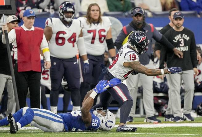 Texans' late TD, two-point conversion enough to topple Colts