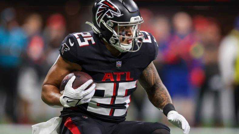 Jan 8, 2023; Atlanta, Georgia, USA; Atlanta Falcons running back Tyler Allgeier (25) runs the ball against the Tampa Bay Buccaneers in the first quarter at Mercedes-Benz Stadium. Mandatory Credit: Brett Davis-USA TODAY Sports