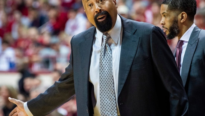 Indiana Head Coach Mike Woodson questons a call during the second half of the Indiana versus Northwestern men's basketball game at Simon Skjodt Assembly Hall on Sunday, Jan. 8, 2023.

Iu Nw Bb 2h Woodson 2