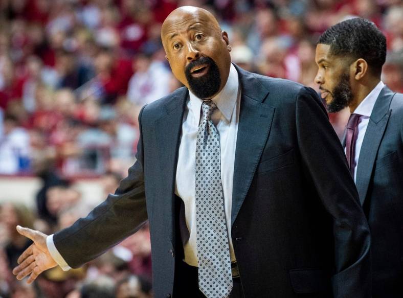 Indiana Head Coach Mike Woodson questons a call during the second half of the Indiana versus Northwestern men's basketball game at Simon Skjodt Assembly Hall on Sunday, Jan. 8, 2023.

Iu Nw Bb 2h Woodson 2