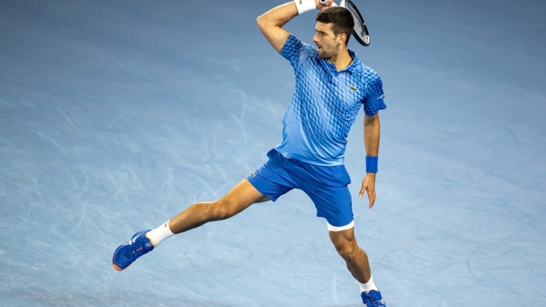 19 janvier 2023 ;  Melbourne, Victoria, Australie;  Novak Djokovic de Serbie lors de son match de deuxième tour contre Enzo Kwakod de France lors de la quatrième journée de l'Open d'Australie 2023 à Melbourne Park.  Crédit obligatoire : Mike Frey-USA TODAY Sports