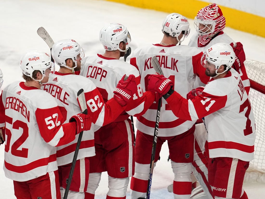 Wings, Flyers meet as both clubs cling to playoff hopes