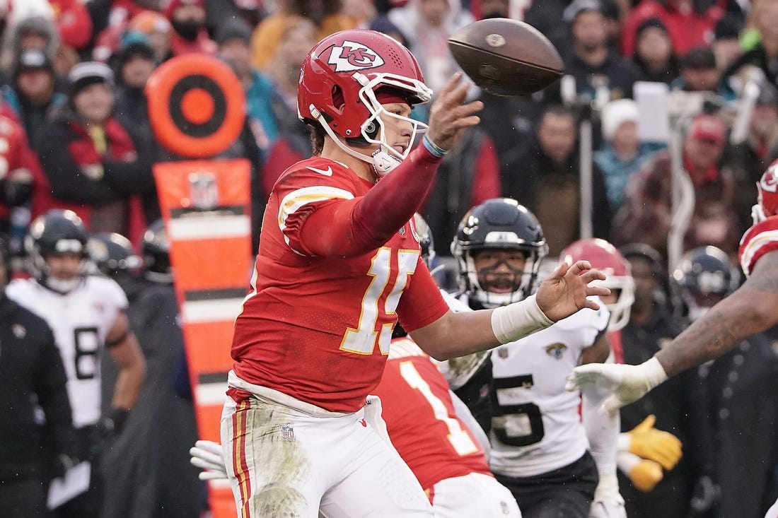 Chiefs' Mahomes hurts ankle, returns for 2nd half vs. Jags – The