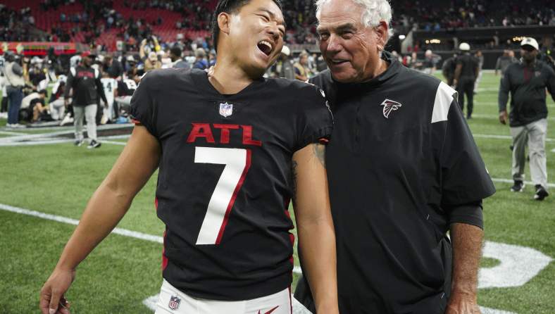 Atlanta Falcons DC Dean pees