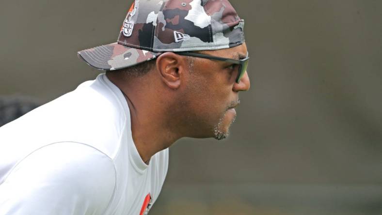 Cleveland Browns defensive coordinator Joe Woods keeps an eye on OTA workouts on Wednesday, June 8, 2022 in Berea.

Browns Ota 5